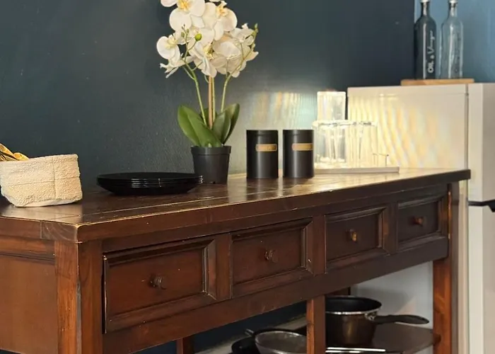 Chic De La Rochelle, Proche Commerces *