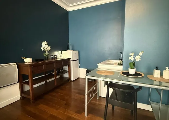 Chic De La Rochelle, Proche Commerces *