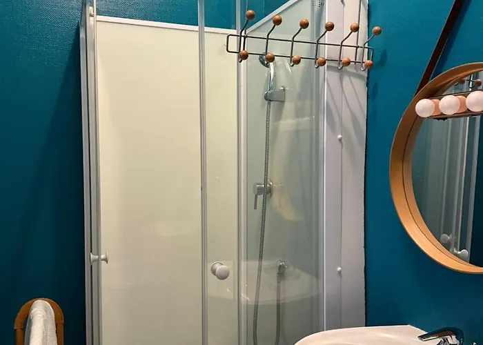 Chic De La Rochelle, Proche Commerces