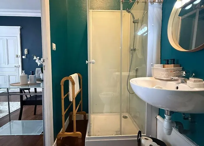 Chic De La Rochelle, Proche Commerces *