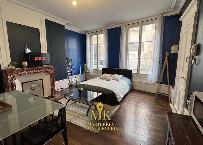 Chic De La Rochelle, Proche Commerces *